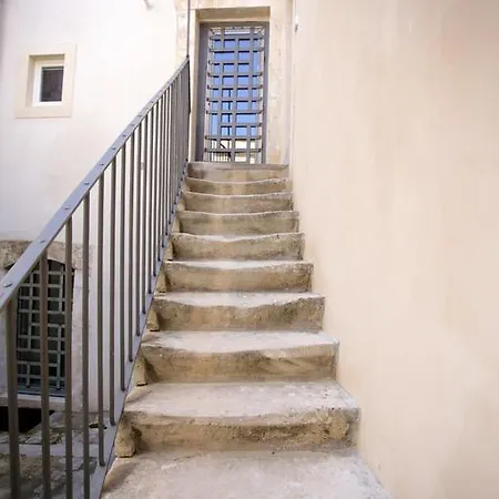 Dentrortigia Apartment